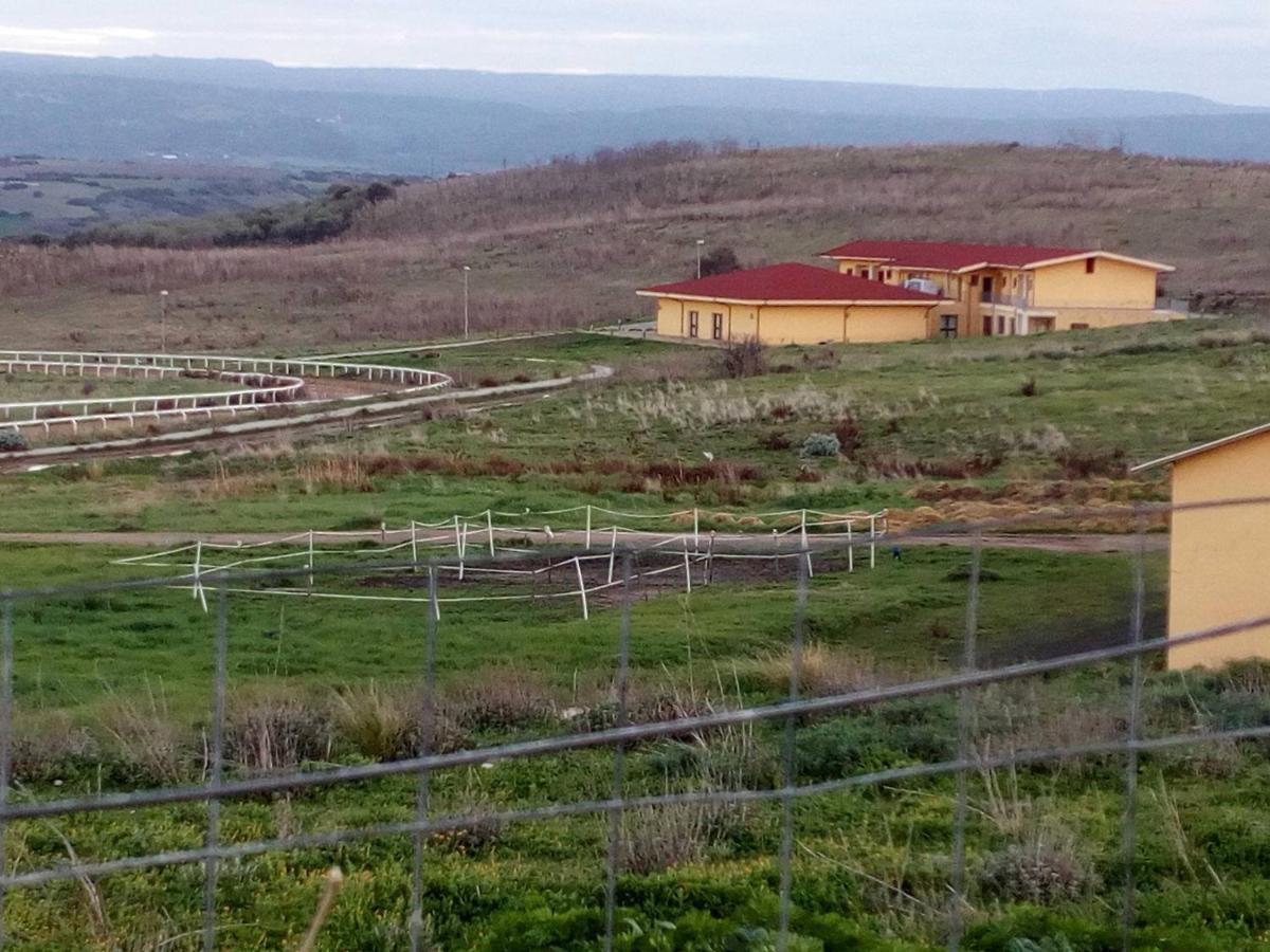 Hotel Bena E Traes Laerru Exterior foto